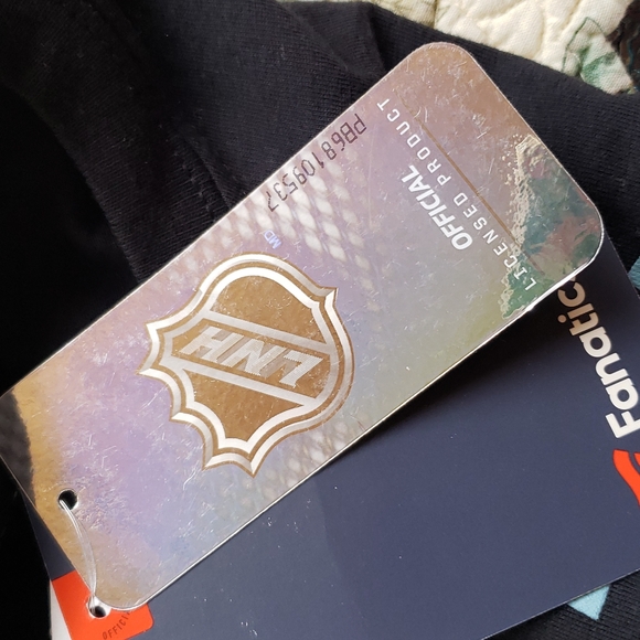 NWT Seattle black NHL KRAKEN t-shirt small - Picture 7 of 7